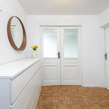Apartamento Cozy With Balcony Near Muzeum Zycia *