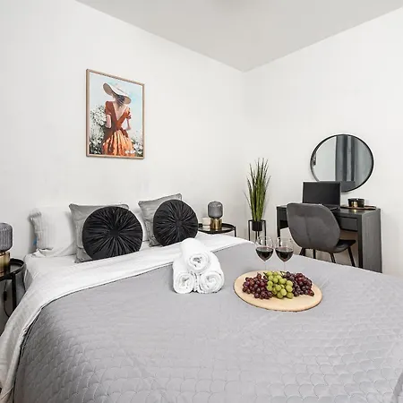 Cozy With Balcony Near Muzeum Zycia Apartment *