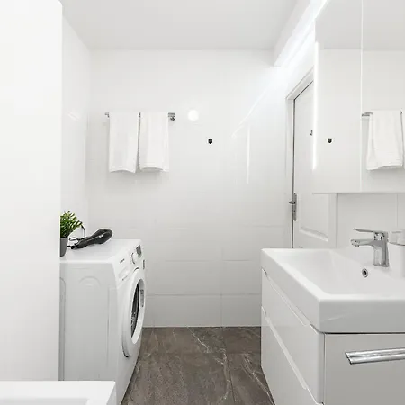 Apartment Cozy With Balcony Near Muzeum Zycia